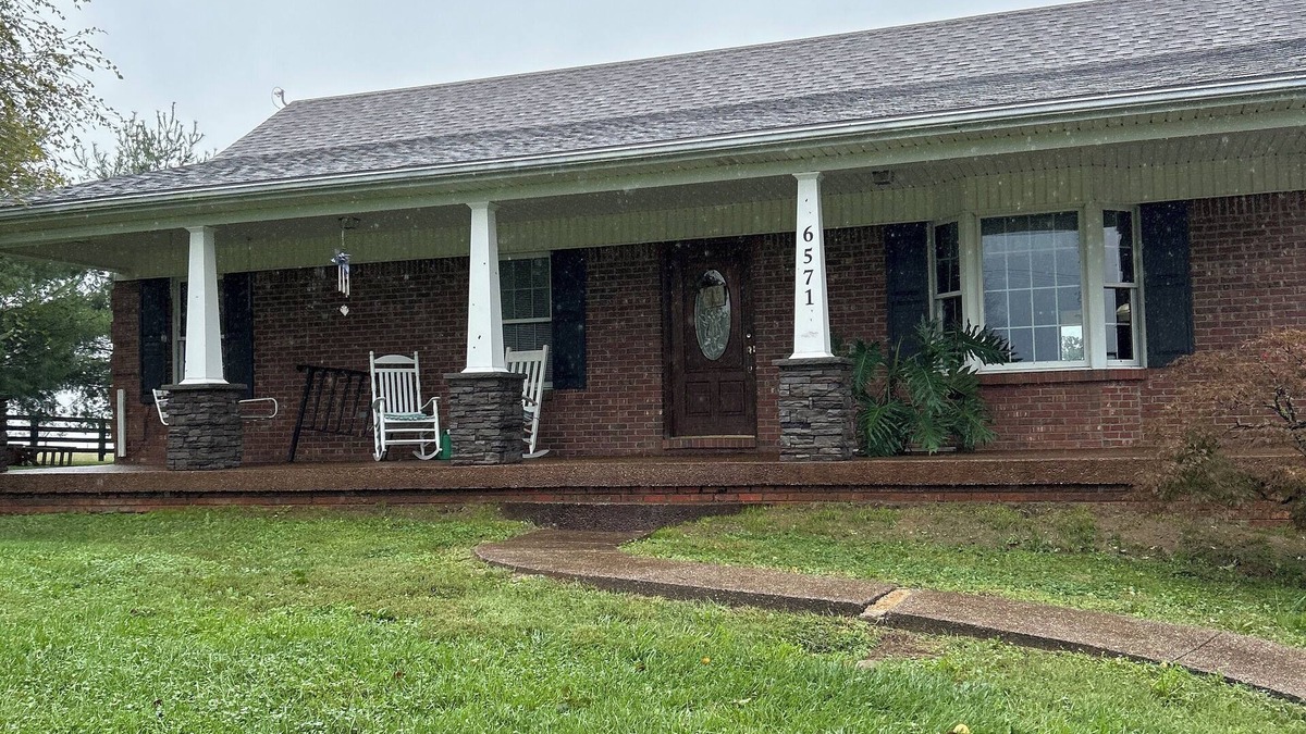 Chaplin House | Charming 3-bedroom house ,pool table, fire pit at the Lewis getaway!