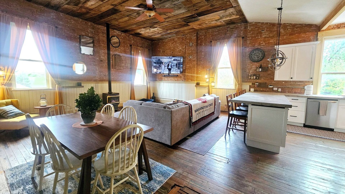 Uniontown House | Charming 3-bedroom historic Brick Loft in Uniontown with WiFi