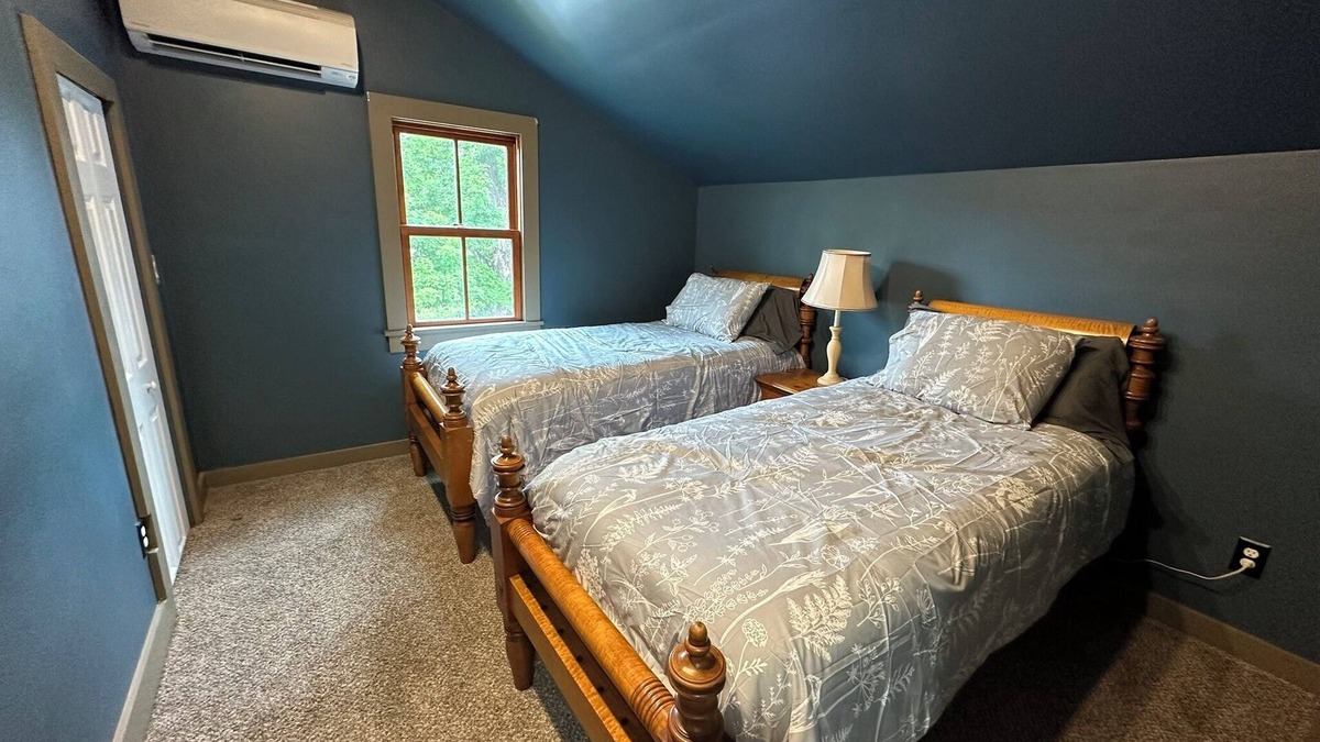 Chesterland House | Charming 3-bedroom historic house with AC and WiFi in lovely Chardon