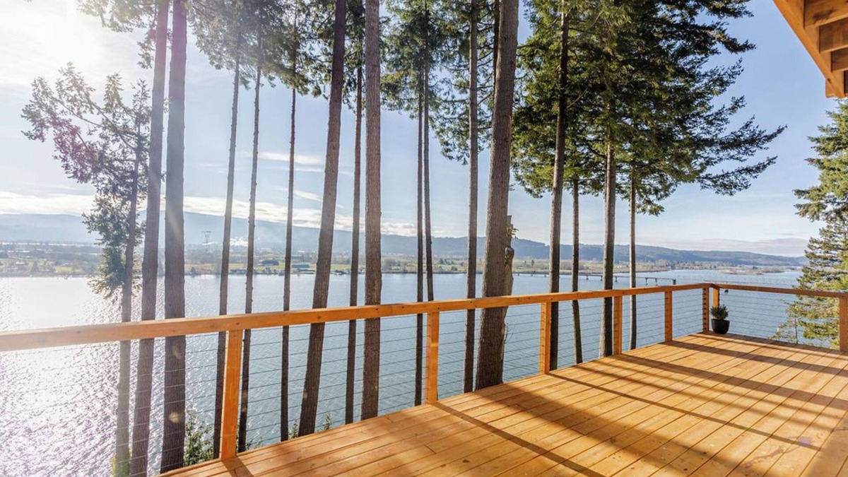 East Cathlamet House | Charming 3-bedroom house in peaceful Cathlamet with Hot tub, WiFi and AC