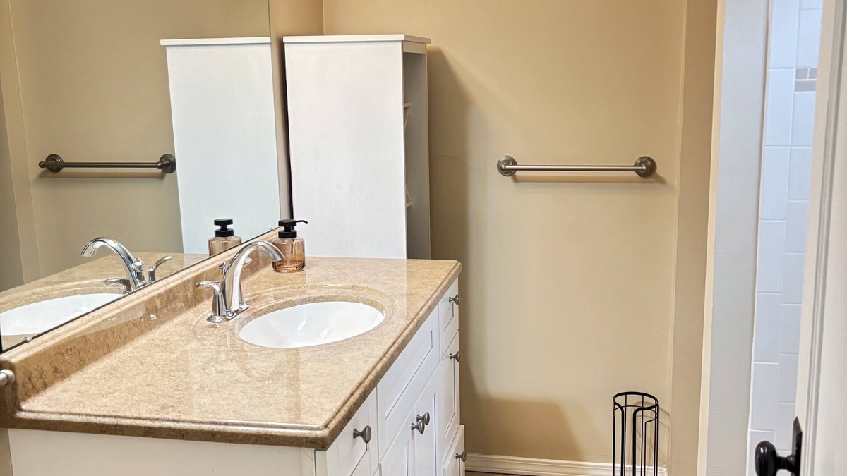 Old Brooklyn House | Charming 3-bedroom house with WiFi and AC in welcoming Cleveland