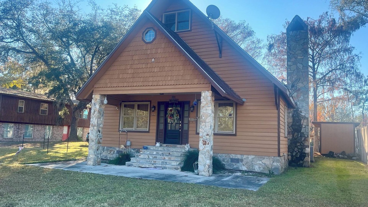 Folkston House | Charming 3-bedroom home that sits on the water of the St Mary’s River.