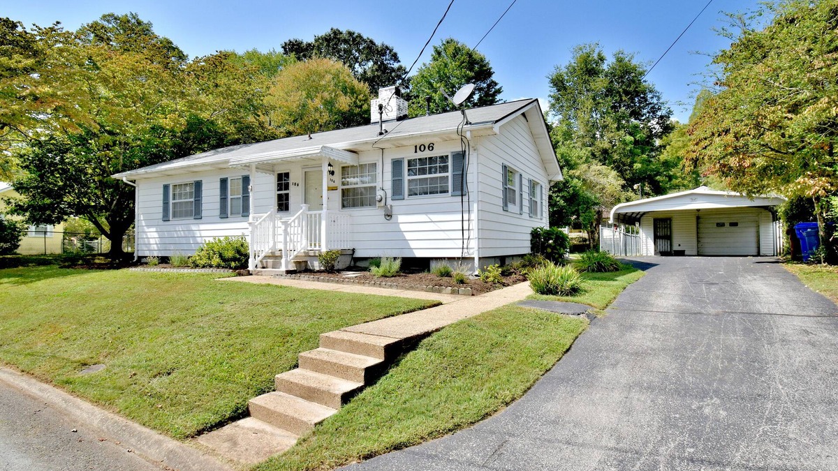 Oak Ridge House | Charming 3 Bedroom house with detached garage.