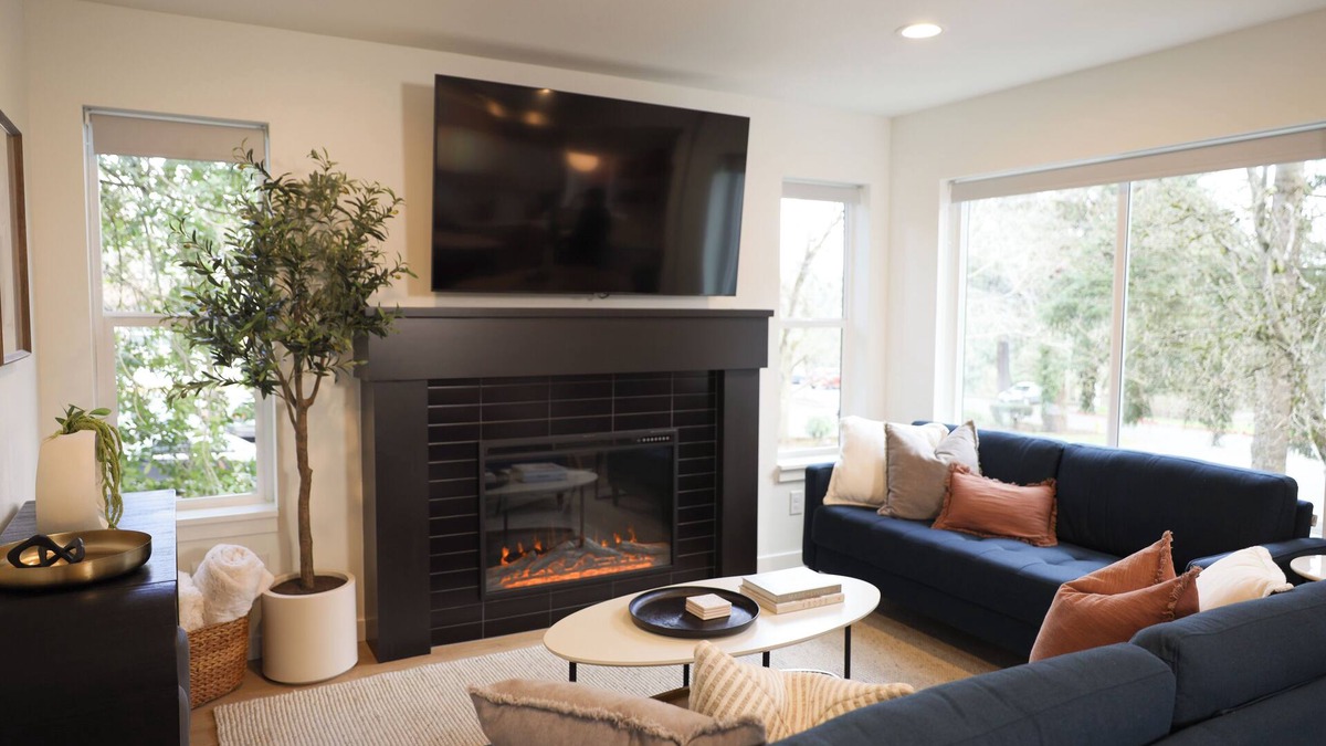 Lincoln House | Charming 3-bedroom House with Fire Place - Heart of Vancouver