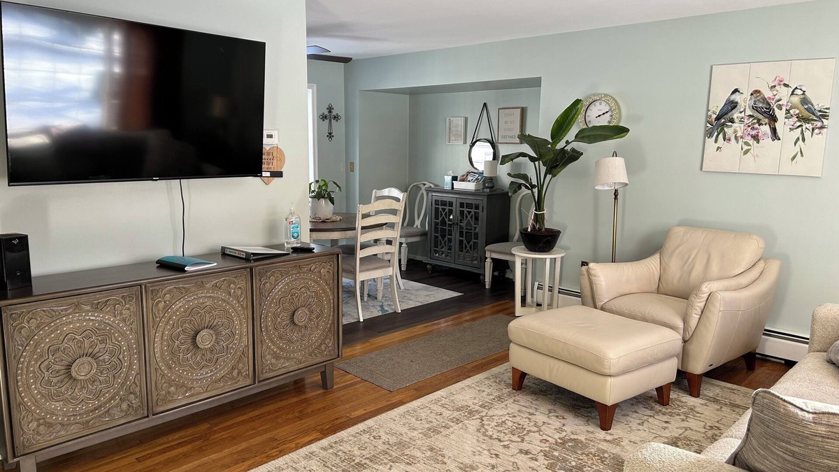 Warren South House | Charming 3-bedroom home on family-friendly quiet street in Warren