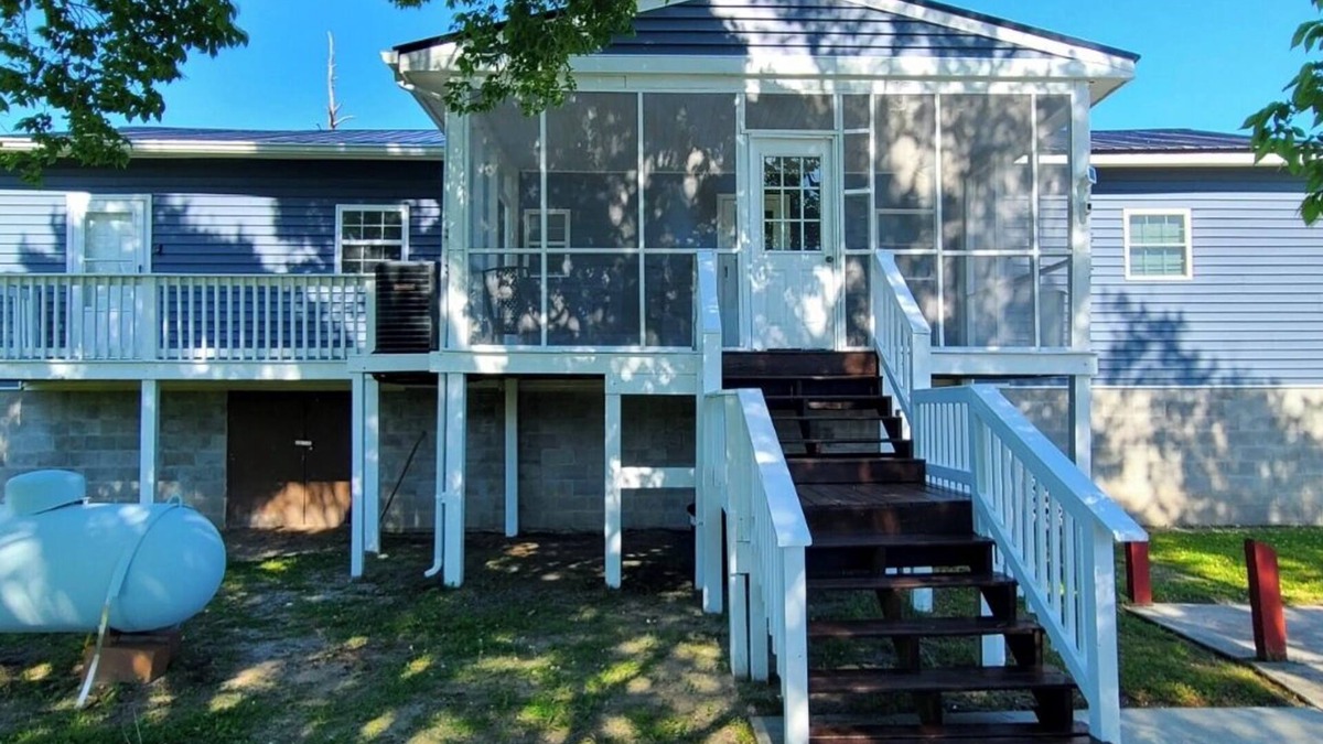 Beaufort House | Charming 3-bedroom house with quick access to the beach WiFi, AC in Beaufort, NC