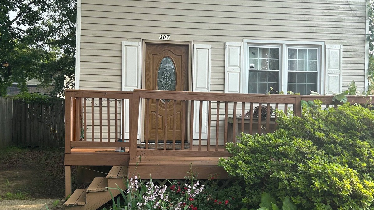 Edgewater House | Charming 3-bedroom house with AC, WiFi in tranquil Edgewater on the bay .