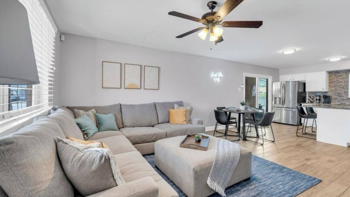 Glendale House | Charming 3-bedroom house in Glendale with WiFi,AC, POOL, & GRILL