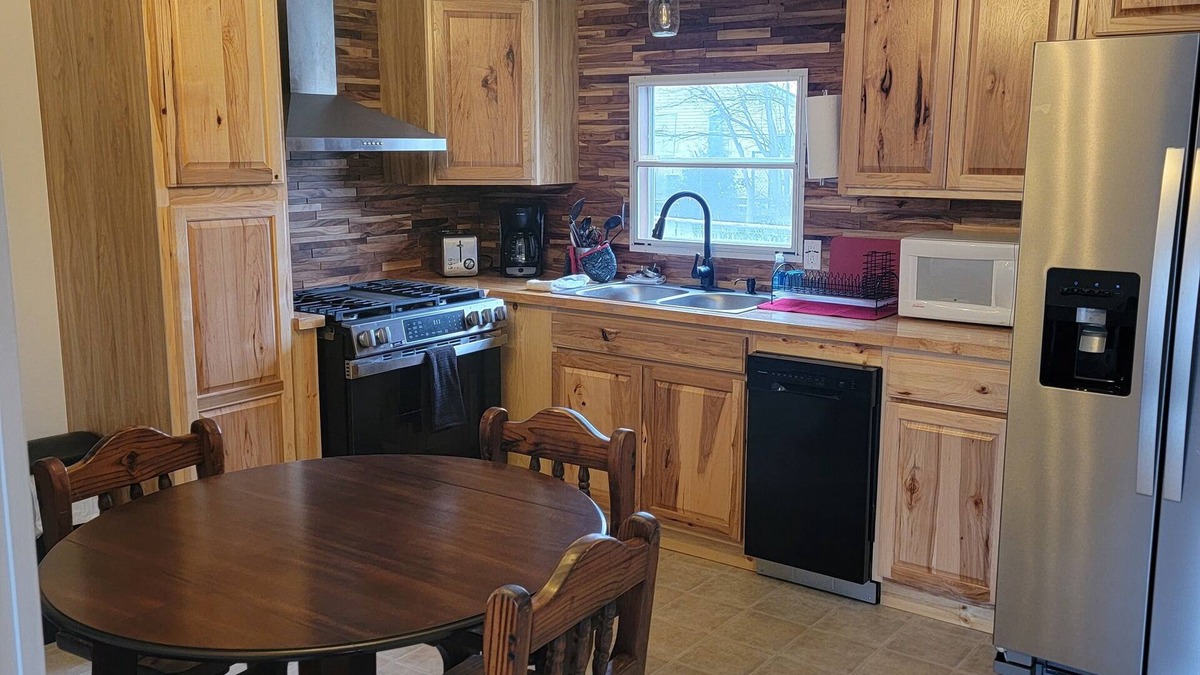 Hornbeak House | Charming 3-bedroom house with WiFi, AC in amazing Hornbeak