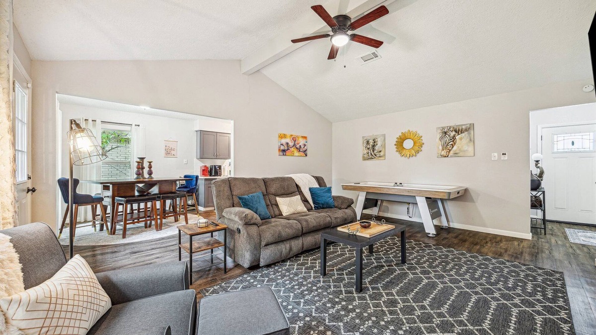 La Porte House | Charming 3-bedroom house with WiFi, AC in La Porte