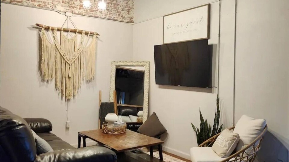 Mannford House | Charming 3-bedroom house with Wifi, soaker tub, rain shower, far infrared sauna