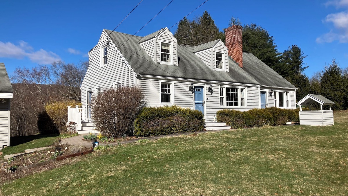 Woodbury House | Charming 3-bedroom house with WiFi, AC and salt water pool