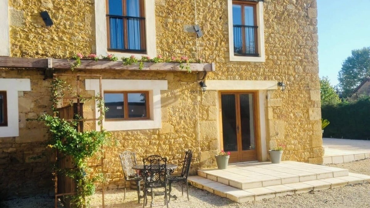 Anlhiac House | Charming 3-bedroom House with WiFi in NarthiacnLa Maison Galloise-Lavender