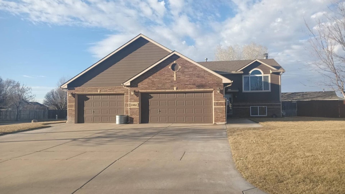 Goddard House | Charming 3-bedroom house in peaceful Goddard with AC, WiFi