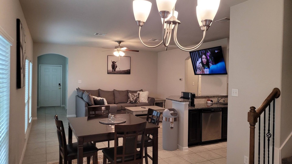 Southeast Houston House | Charming 3-bedroom house located less than 10-20mins Hobby Airport NRG and TMG.