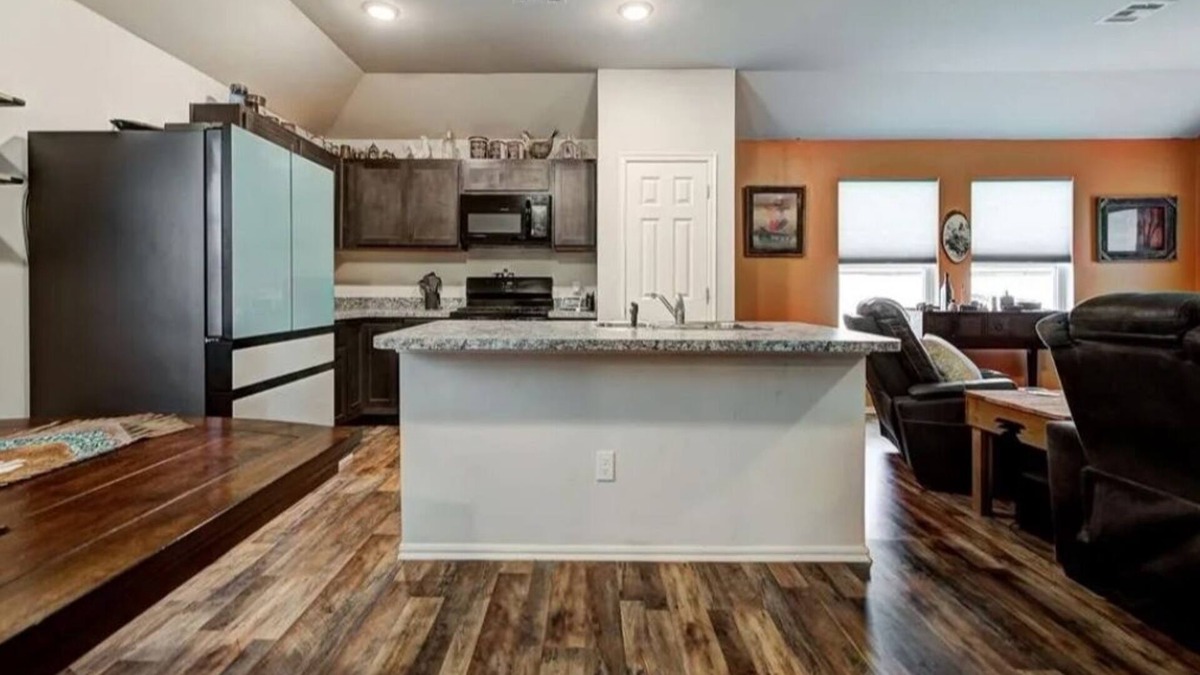 Mustang House | Charming 3-bedroom house with WiFi, AC in quaint Mustang