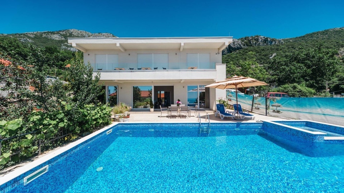 Lapcici House | Charming 3-bedroom house and a swimming pool whit jacuzzi