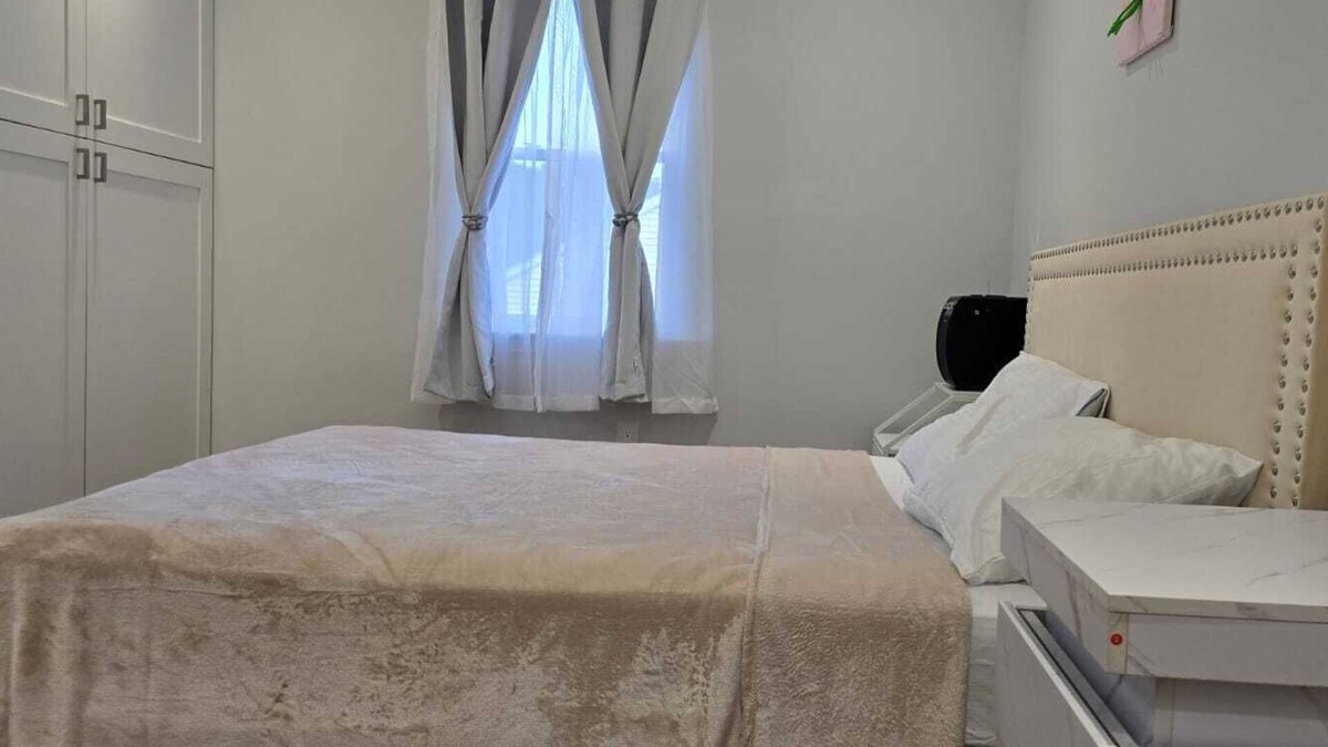 Bethel House | Charming 3-bedroom house with AC and WiFi lower label muvie theater ,