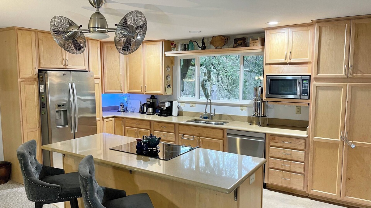 Chico House | Charming 3-bedroom house with Private Creek in peaceful Butte Creek Canyon