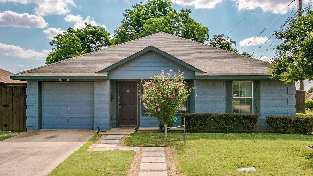 Dallas House | Charming 3-bedroom house centrally located in Dallas - massive private yard!