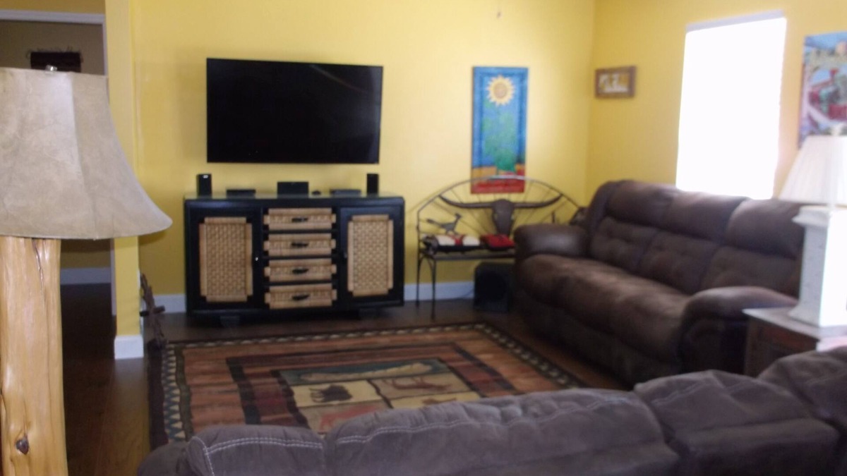 Dayton House | Charming 3-bedroom house with WiFi ,in pleasant Dayton, Tn. Nice view from porch