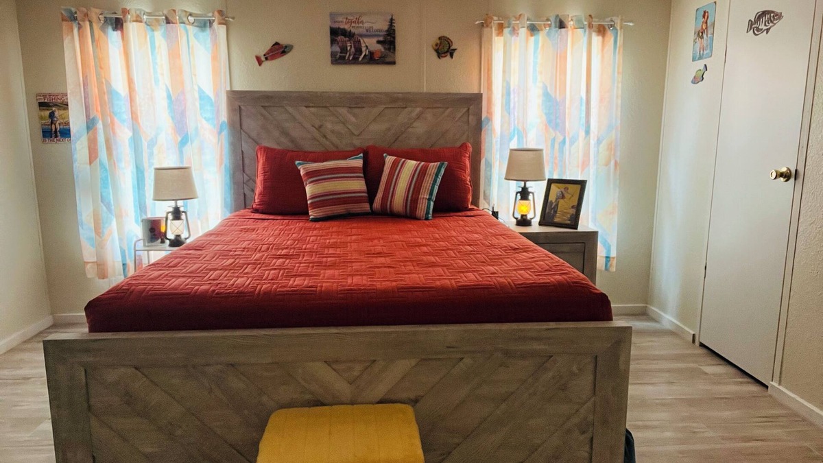 Lytle House | Charming 3-bedroom house with AC and WiFi in welcoming Lytle,TX.