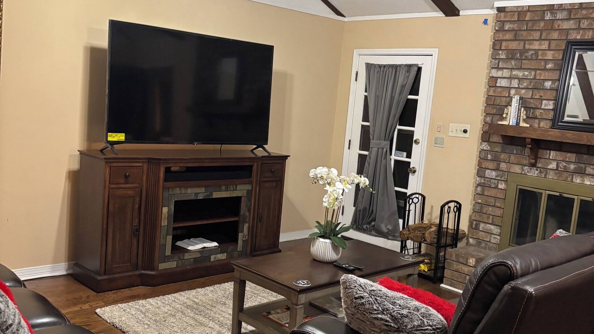 Saint Elmo House | Charming 3-bedroom house with AC, WiFi Mobile