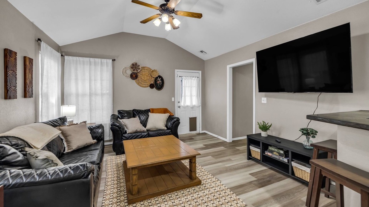 Owasso House | Charming 3-bedroom house w/KING Bed in Prime Location of Owasso w/WiFi