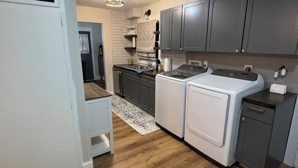 Pratt House | Charming 3-bedroom house. Perfect for executives, families or small groups.