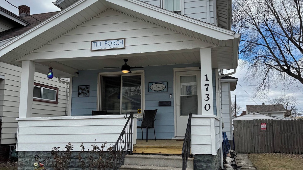 Toledo House | Charming 3-bedroom house next to Hollywood Casino! 1 minute from Interstate 75