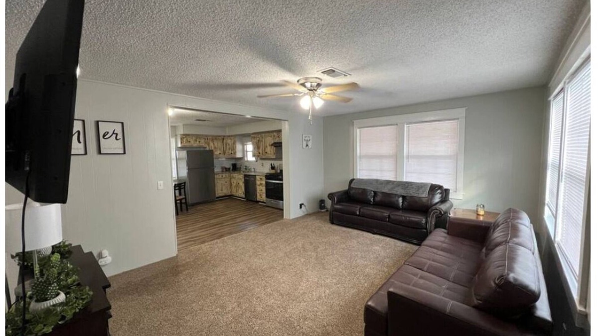 Vernon House | Charming 3-bedroom house with WiFi and AC in Vernon