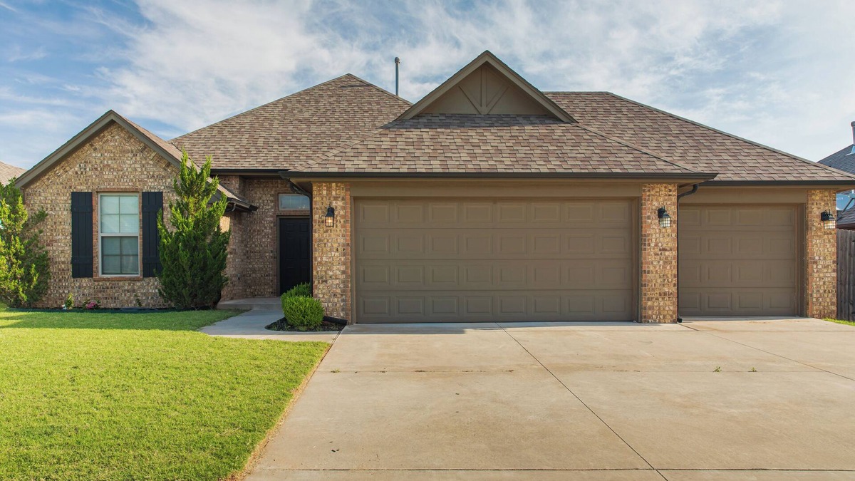 Yukon House | Charming 3-bedroom house in Yukon with indoor fire place