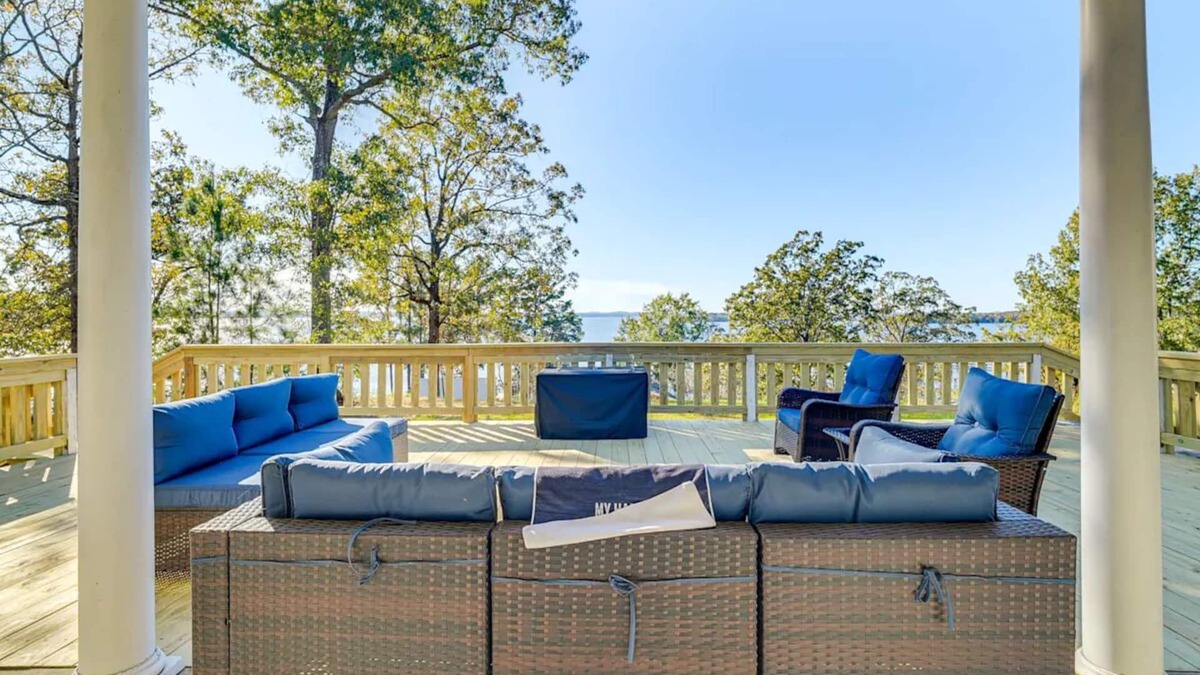 Zwolle House | Charming 3-bedroom house with WiFi and AC off of Hwy 1215