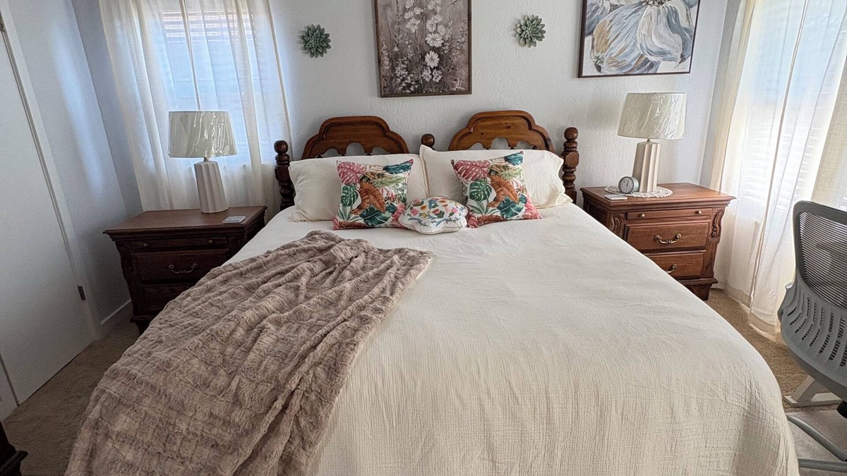 Enid House | Charming 3-bedroom house with heating/AC, family friendly and centrally located.