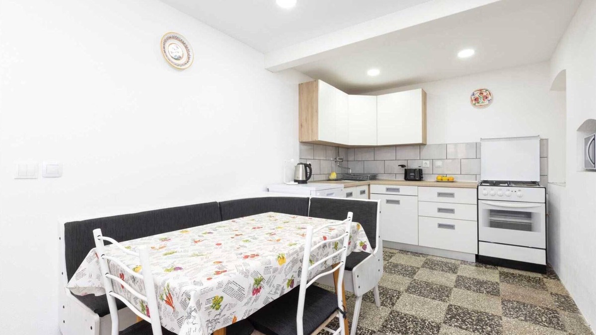 Veli Losinj House | Charming 3-Bedroom House, Pet-Friendly with 2 Bathrooms
