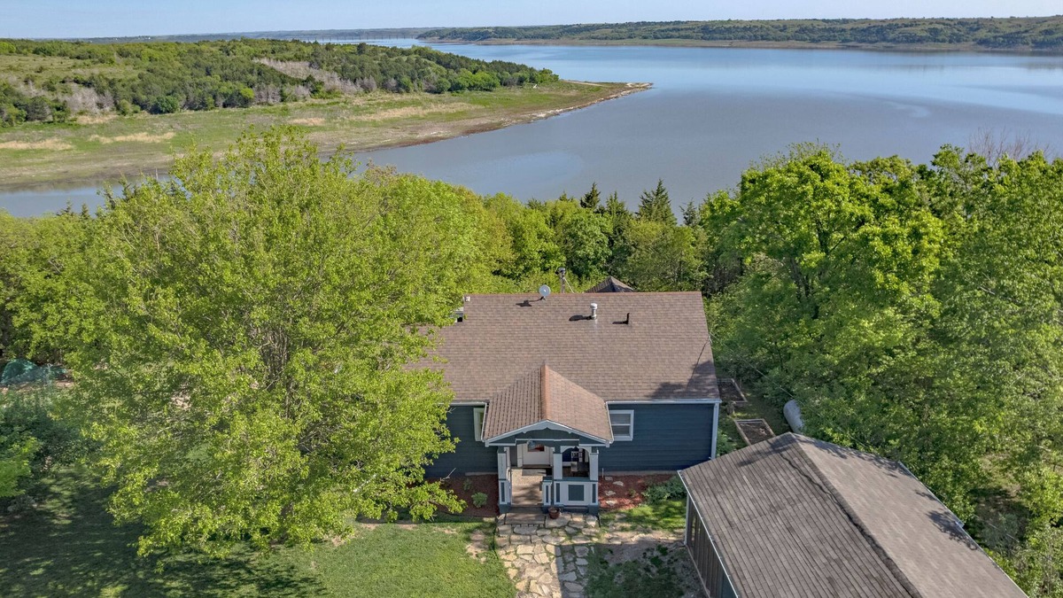 Fostoria Cottage | Charming 3-bedroom lakeside cottage