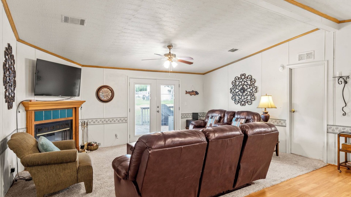 Kemp House | Charming 3-bedroom Lake house Near Cedar Creek