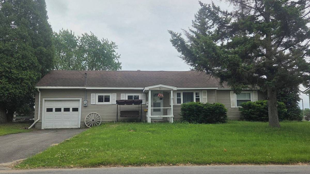 Massena House | Charming 3-bedroom ranch style in a quiet school zone, with WiFi