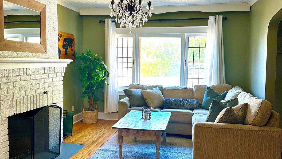 Centretown West House | Charming 3-bedroom semi detached with WiFi and AC in lovely Ottawa