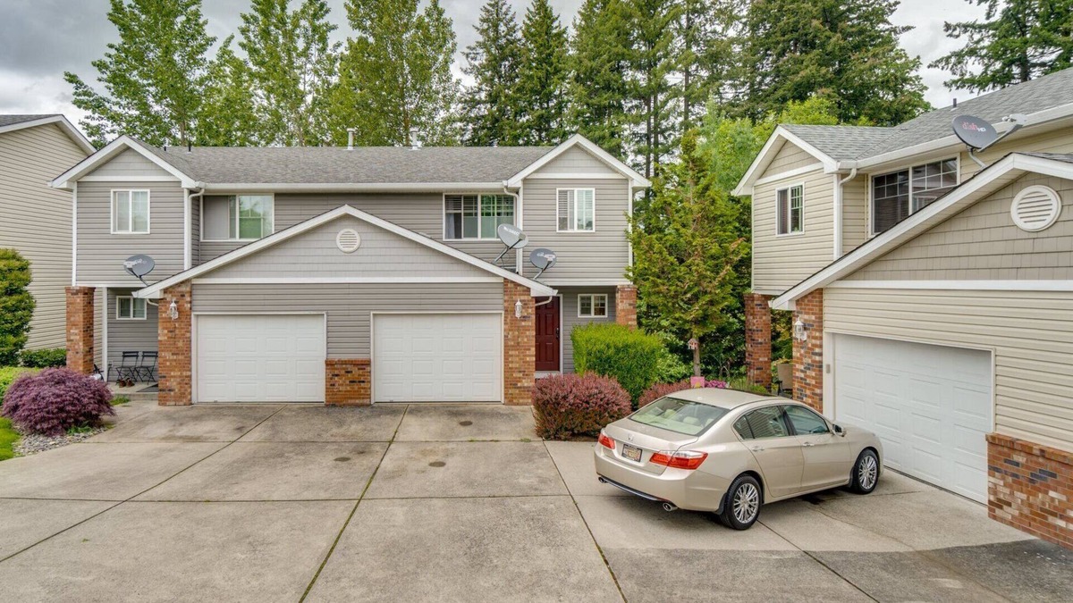 Rye House | Charming 3-bedroom townhome with WiFi, Fireplace and AC in beautiful Vancouver.