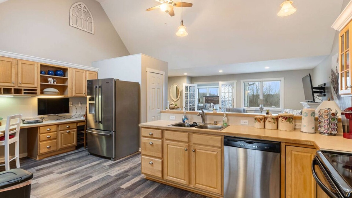 Flushing Township House | Charming 3-bedroom townhome 5024 Meadowbrook