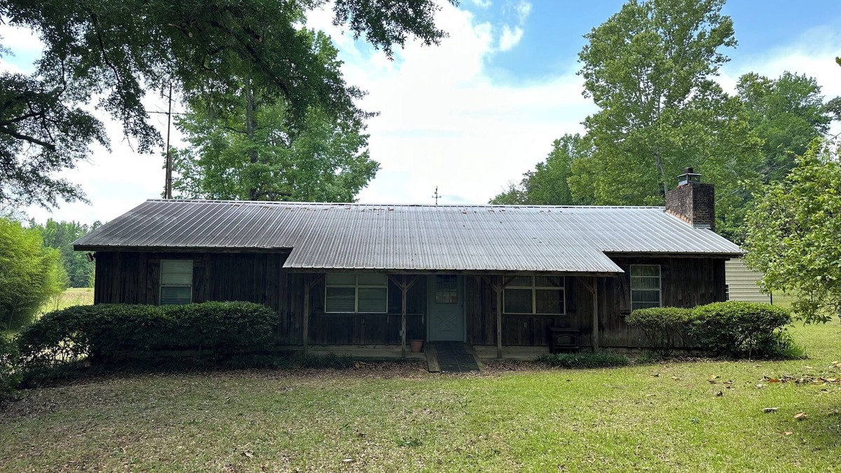 Autaugaville Cabin | Charming 3-bedroom cabin in Autaugaville with AC and Hangout Building