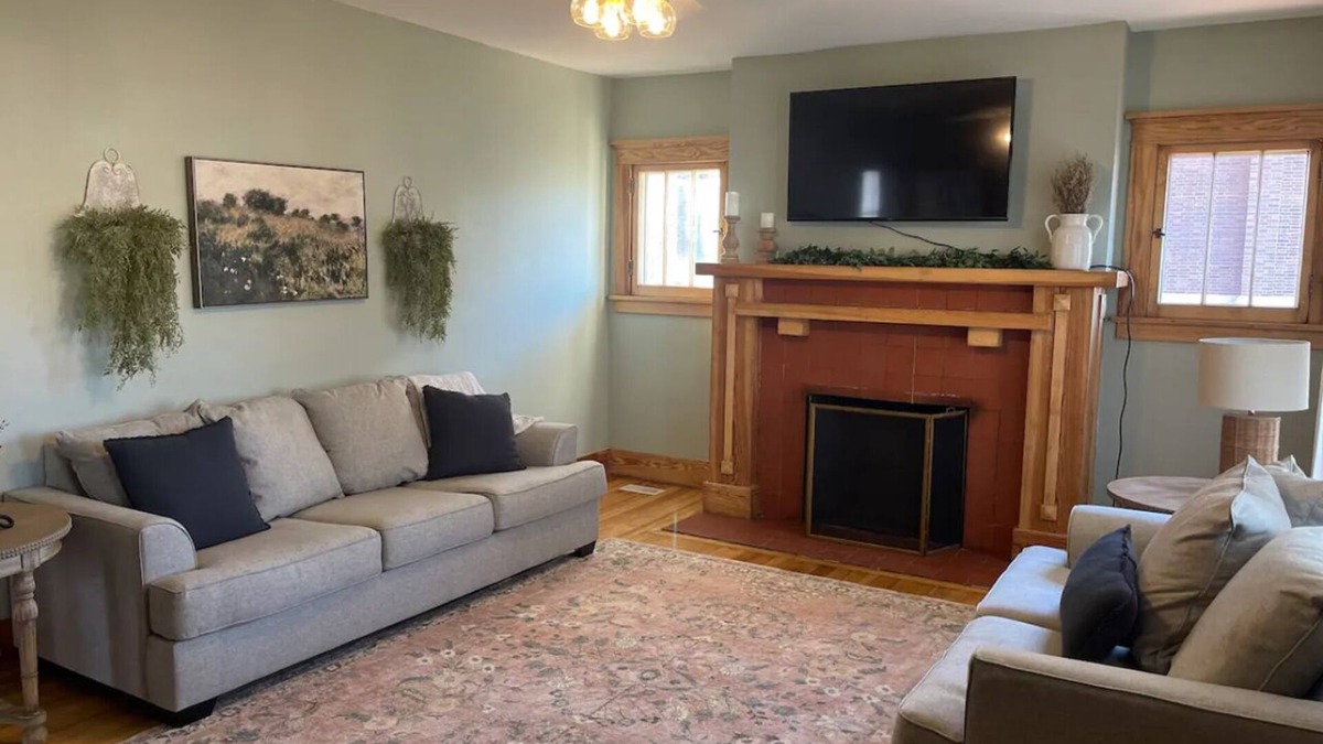 Bonne Terre House | Charming 3-bedroom bungalow just a walk away from all the locals favorites!