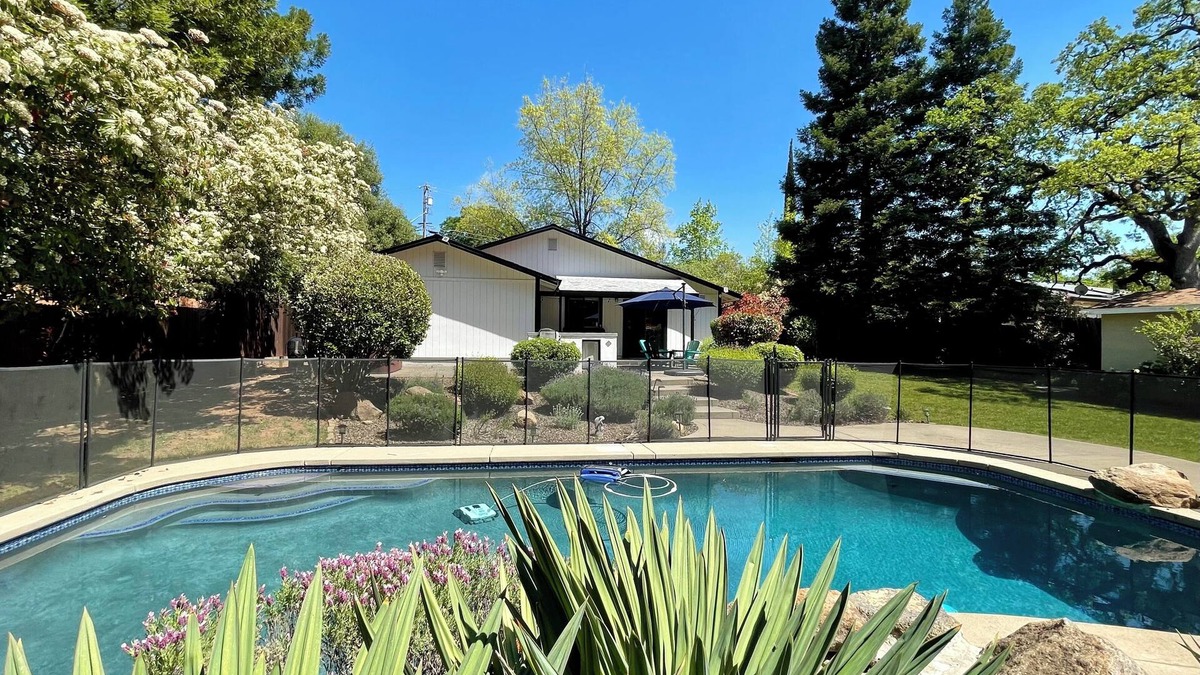 Cameron Park House | Charming 3-bedroom summer house in Cameron Park with pool