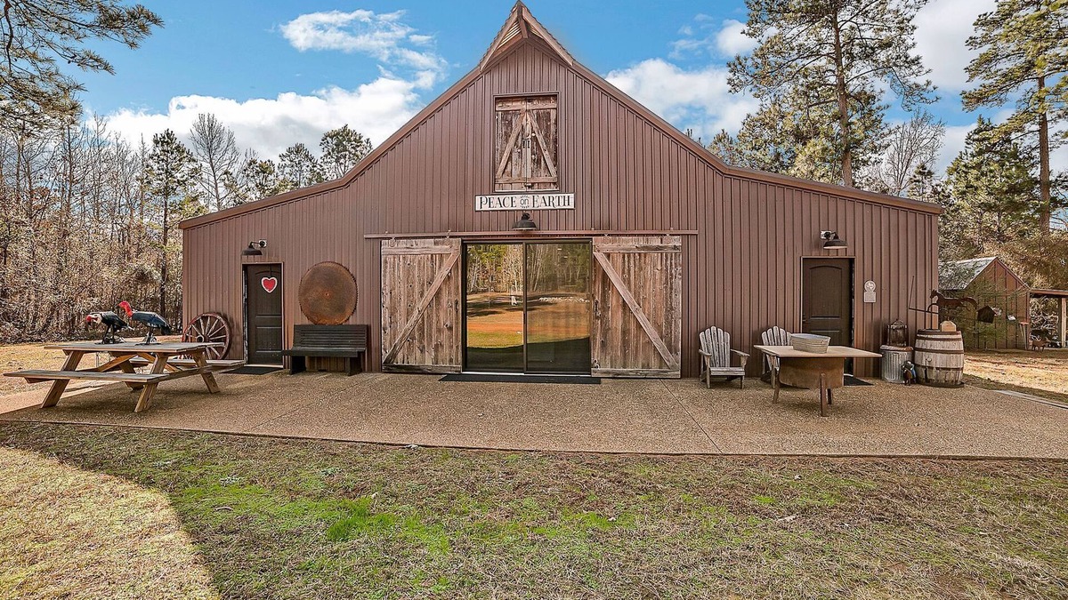 Jacksonville House | Charming 3-bedroom barn with AC and WiFi in fabulous Jacksonville