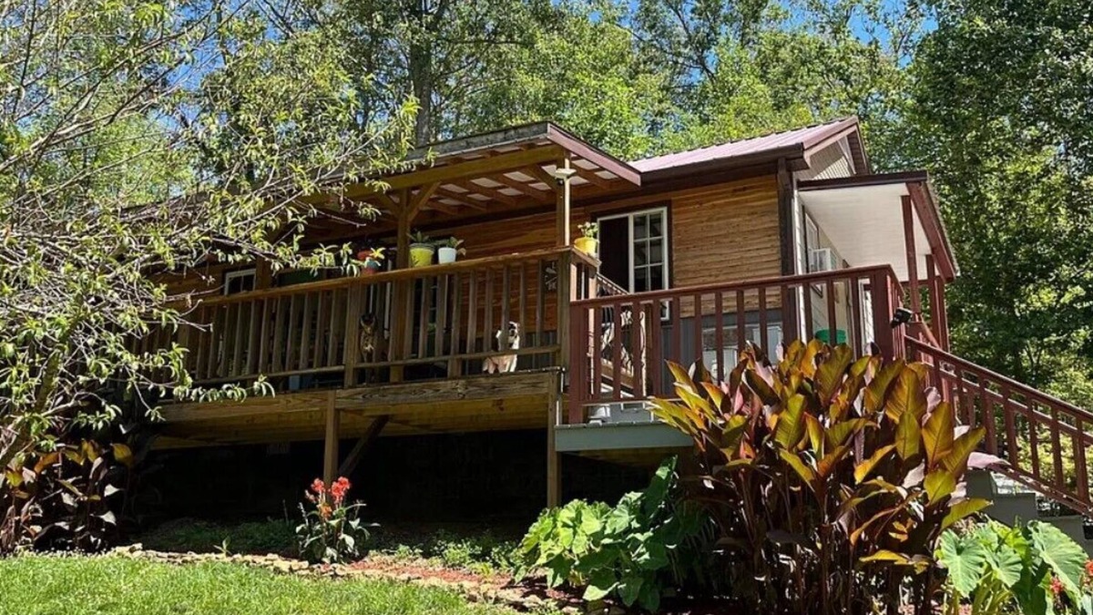 Lindseyville Cabin | Charming 3-bedroom cabin with WiFi, AC in peaceful Leitchfield Near Mammoth Cave