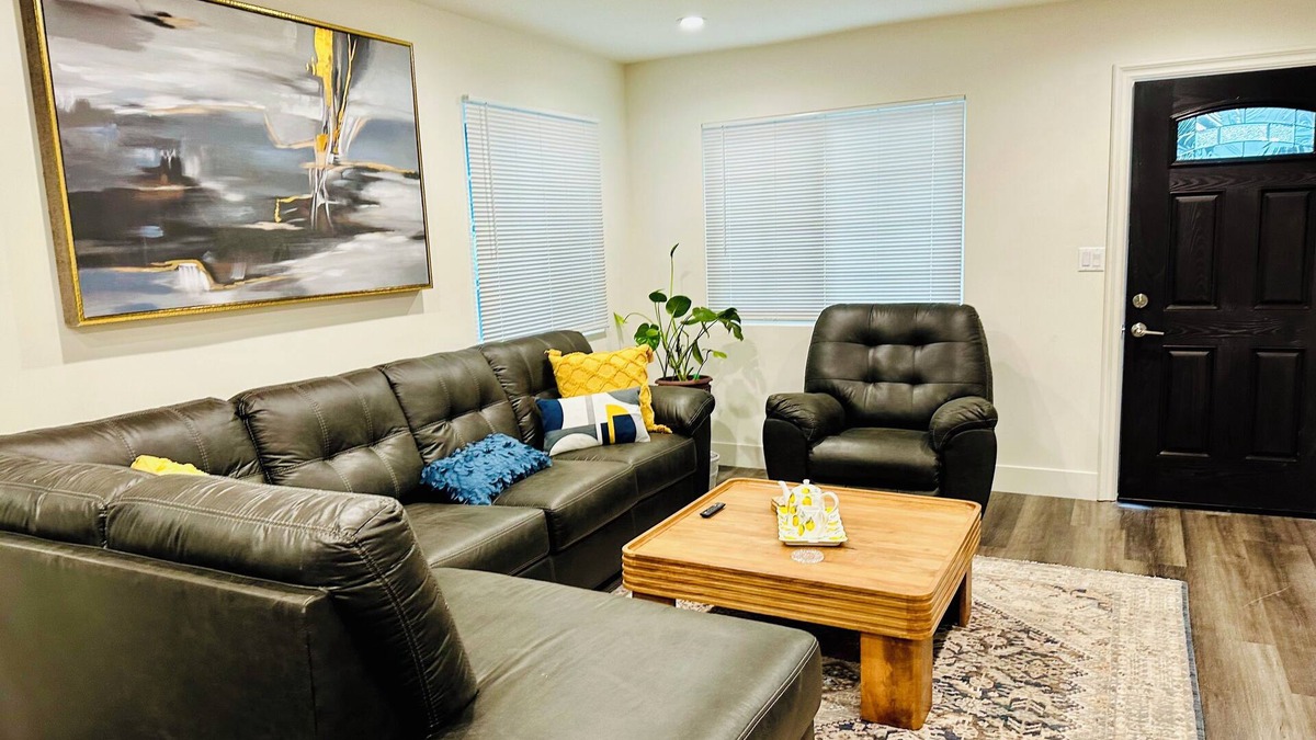Northridge House | Charming 3-bedroom brand new house near campus!