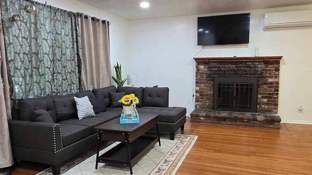 Midway City House | Charming 3-bedroom house in Midway City with AC, WiFi