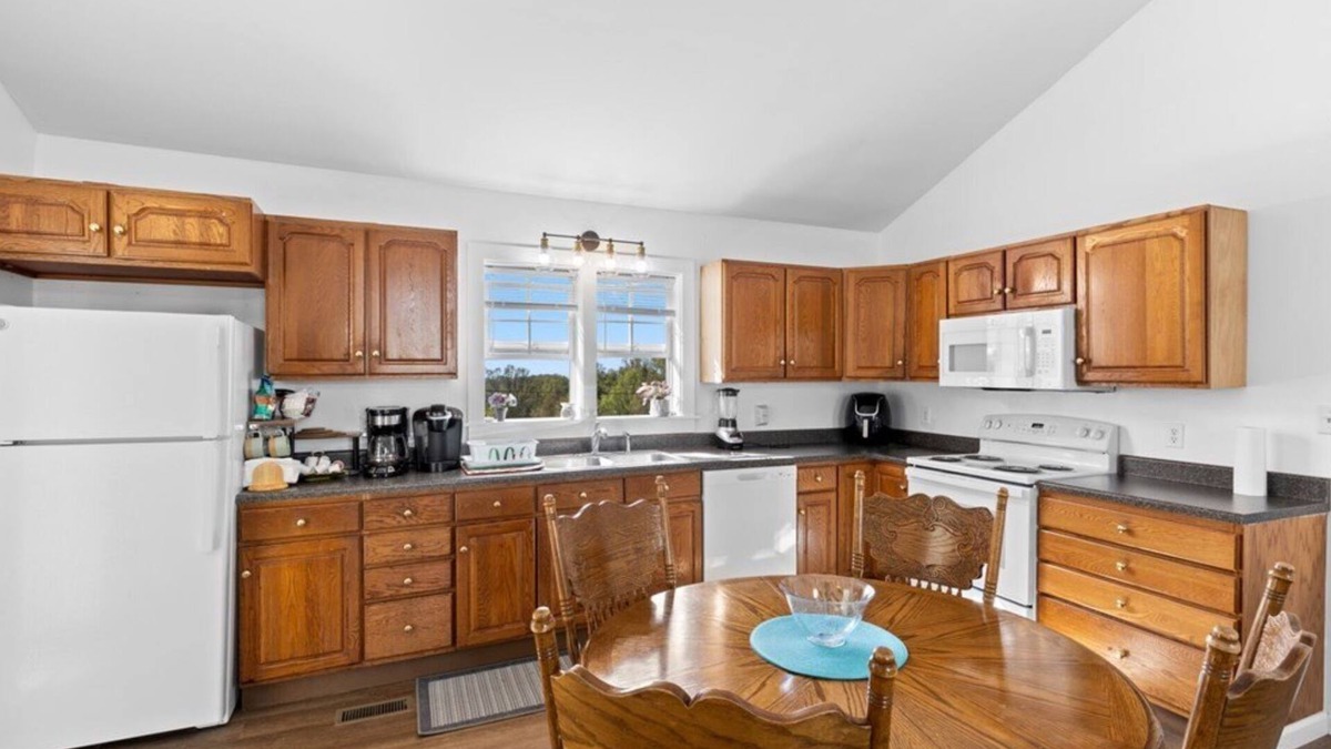 Moundsville House | Charming 3-bedroom ranch with AC, WiFi in tranquil Moundsville