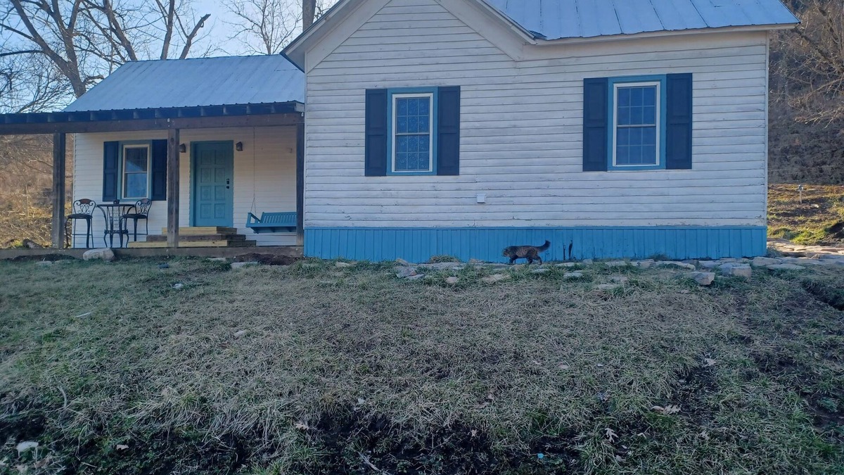 Mooresburg Cabin | Charming 3-bedroom cabin with AC and WiFi in delightful Rogersville